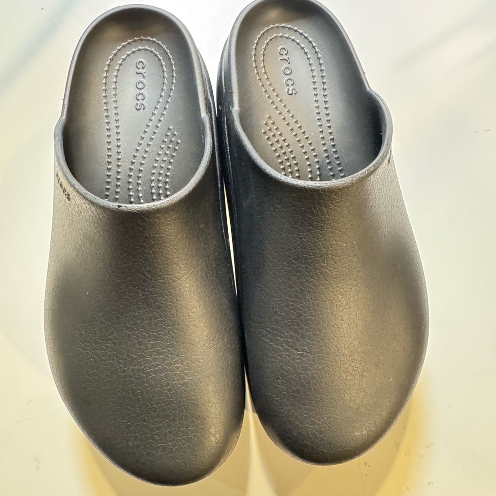 CROCS Classic Black Slip-On Clogs